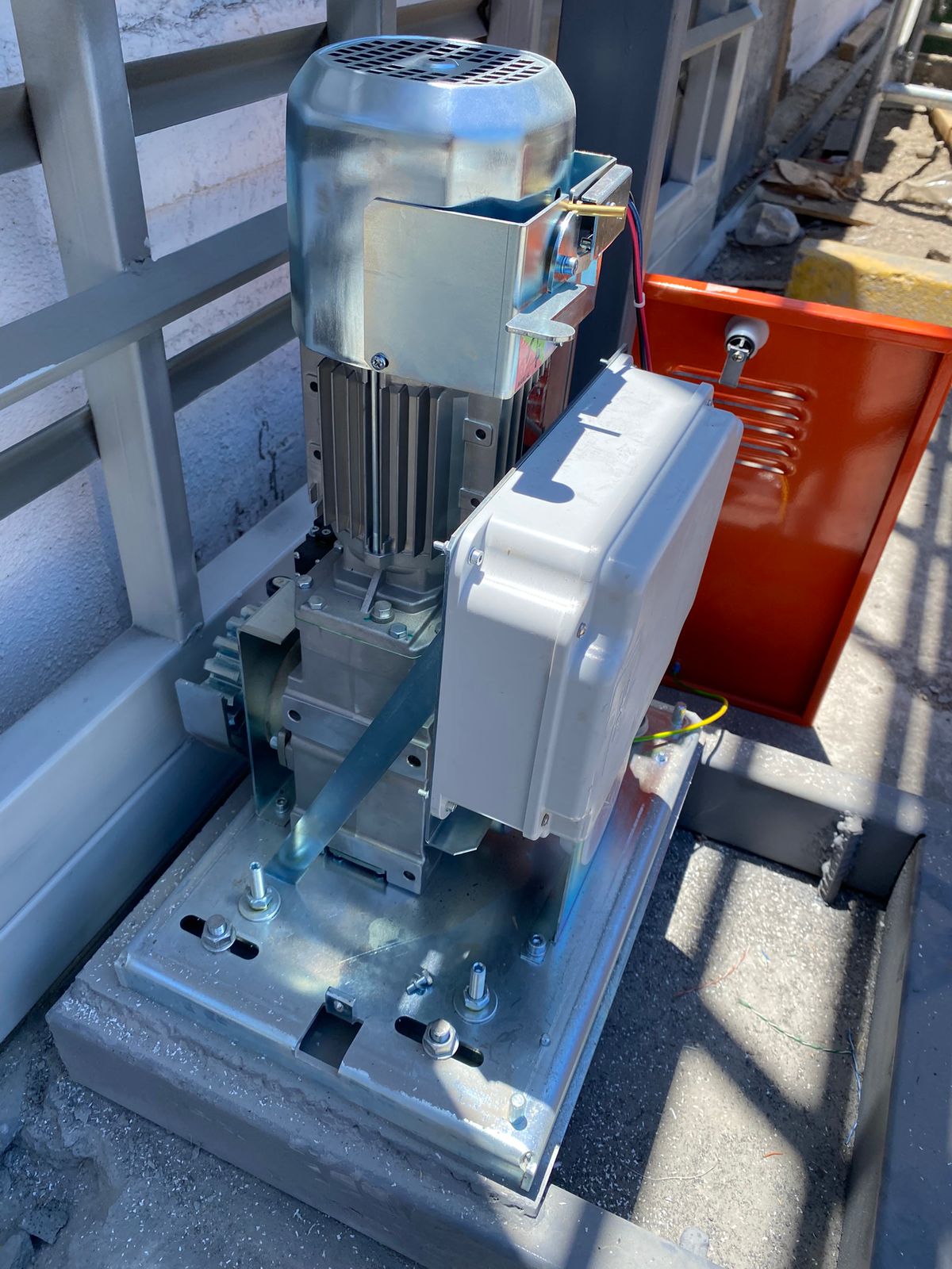 vista lateral motor FAAC 884 sin tapa